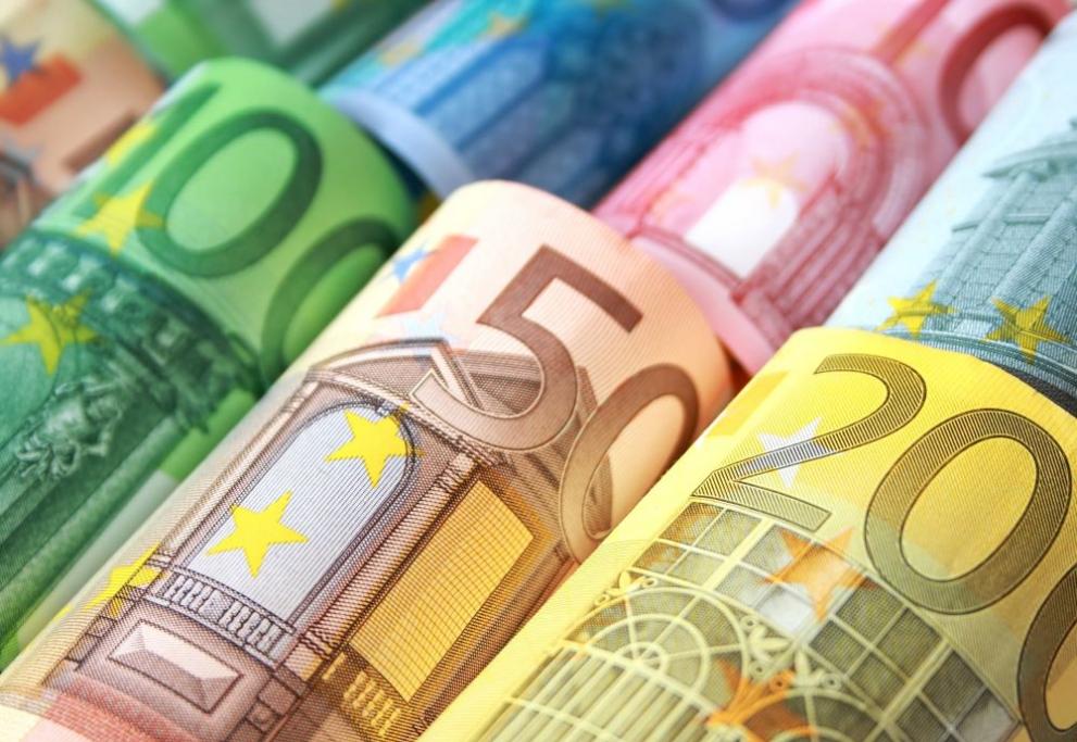 Курсът на еврото в сутрешната търговия във Франкфурт се колебае