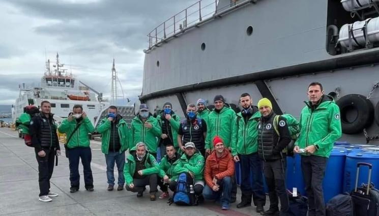 полярници - Буря в океана блокира полярниците ни