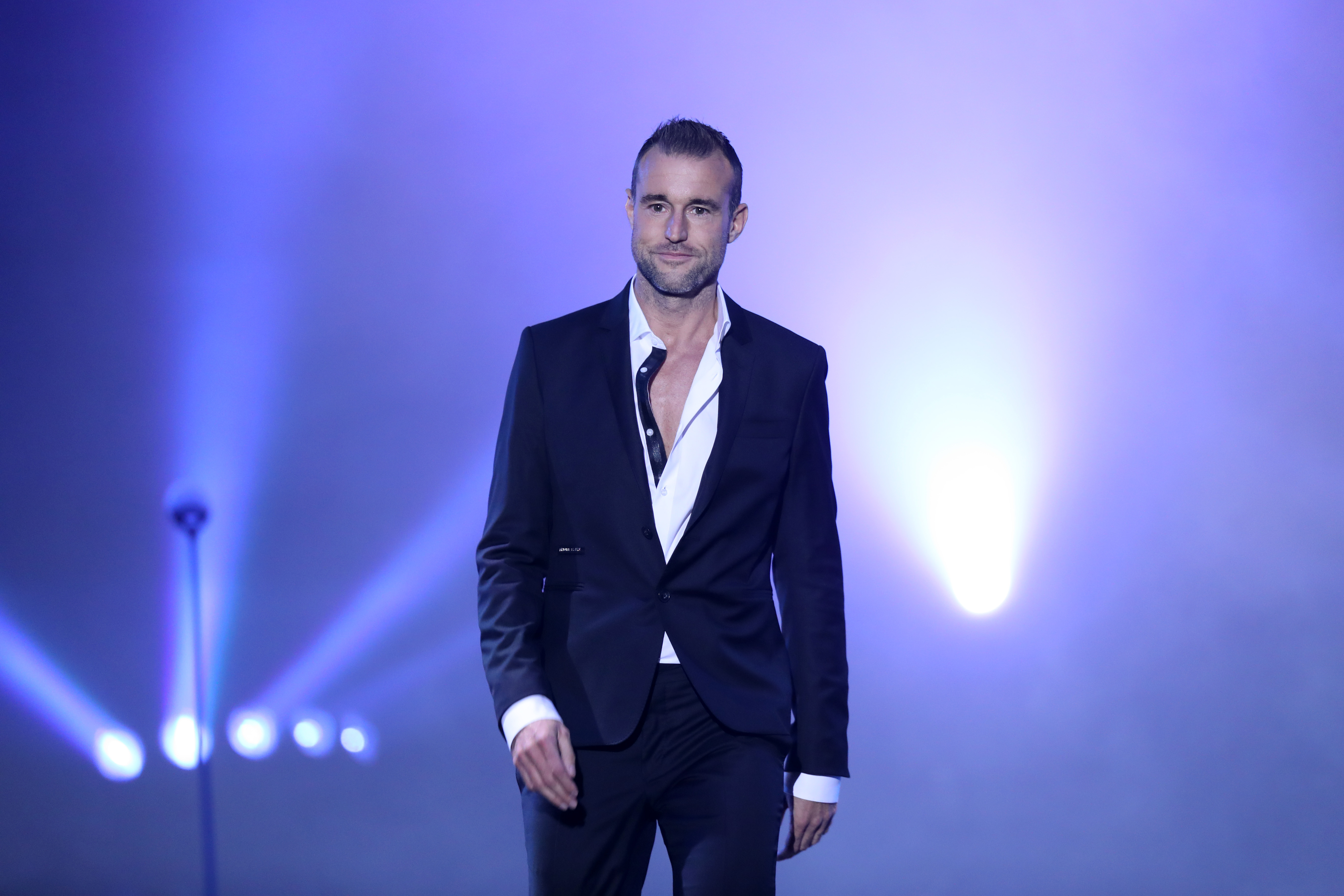 <p><b data-index-in-node="0" data-path-to-node="1,4,0">Филип Плейн (Philipp Plein):</b> Немският дизайнер влезе в съдебна битка с бранда, след като използва суперколата си 812 Superfast като декор за реклама на своите маратонки в разрез с имиджа на марката.</p>