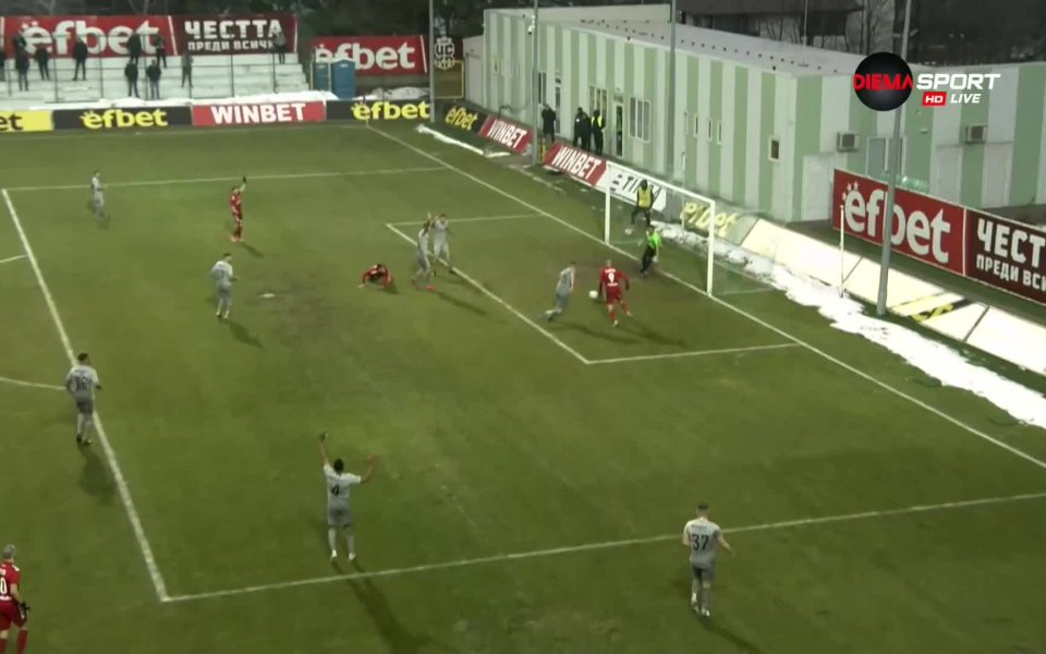 Близо три минути играта бе спряна заради разглеждането на ситуацита