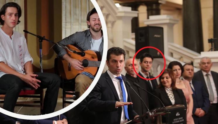 Атанас Атанасов - Как един от министрите на Кирил Петков отключва сцената – Новият министър на културата Атанас Атанасов пее Облаче ле бяло с приятели и съмишленици (ВИДЕО)