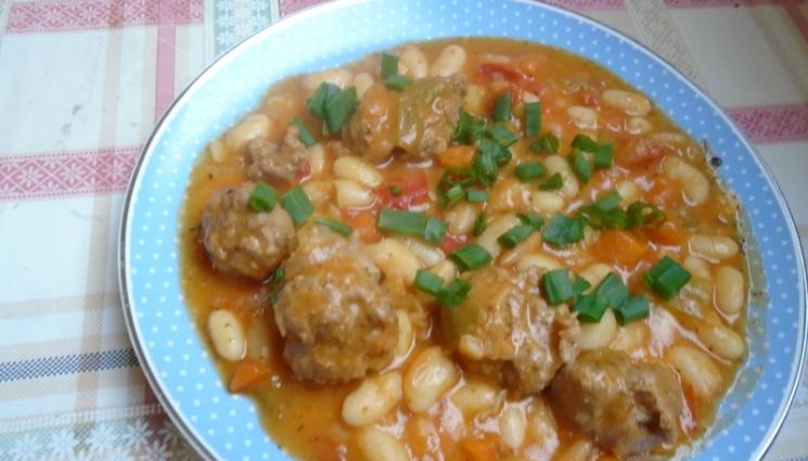 кулинар - Лесно и вкусно: Уникален боб с наденица за ценители