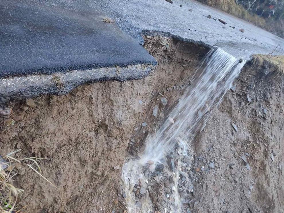 Пътят до село Триград все още непроходим, хората прехвърлят хранителни