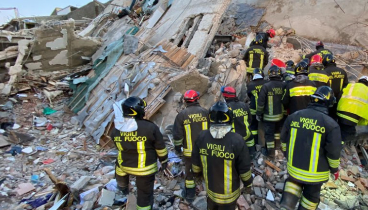 сицилия - 7 трупа под руините на четири сгради, унищожени при експлозия