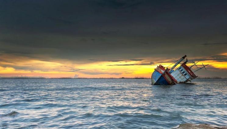кораб - Два товарни кораба се сблъскаха в Балтийско море, единият се преобърна