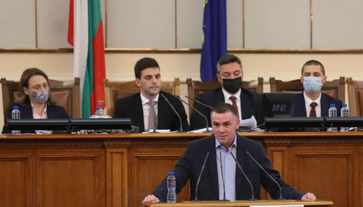 Ицо Хазарта - Рапърът депутат с първо изказване от трибуната, разкри, че бил заплашван, ако подкрепи Петков и Василев