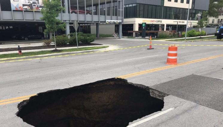 дупка улица - Улична дупка погълна цял камион, кратерът зейнал заради спукана ВиК тръба (СНИМКА)