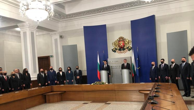 Янев Петков - Кабинетът Янев предаде щафетата на Кирил Петков