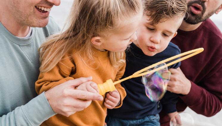 деца - Държавите от ЕС вече трябва да признават децата от еднополовите бракове и да издават документи за самоличност