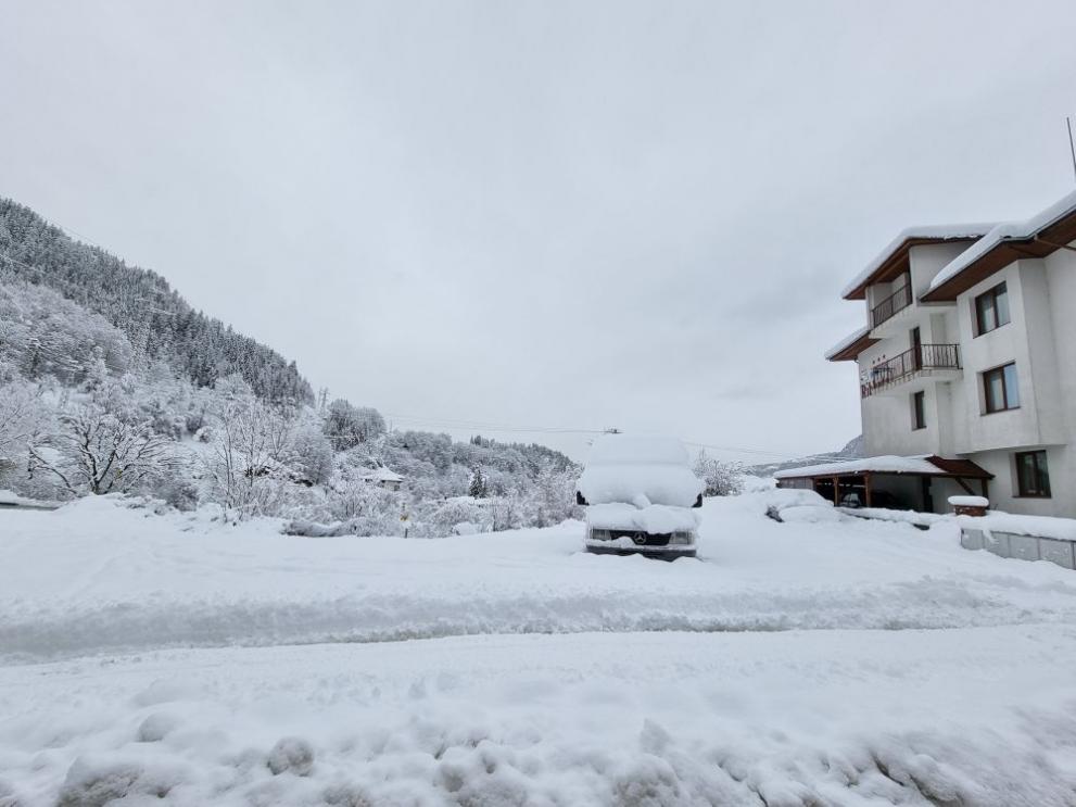 Сняг вали по проходите Превала“, Пампорово“ и Рожен“ в област