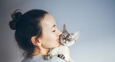 Жена гушнала коте