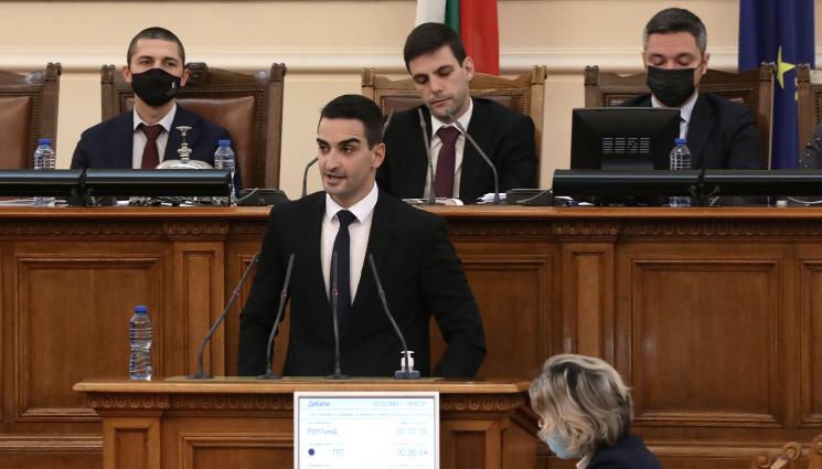 депутат - Млад депутат си глътна граматиката при първото си изказване в парламента (ВИДЕО)