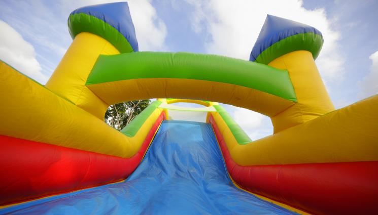 надуваем замък - Вятър отвя надуваем замък и живота на играещите си в него деца