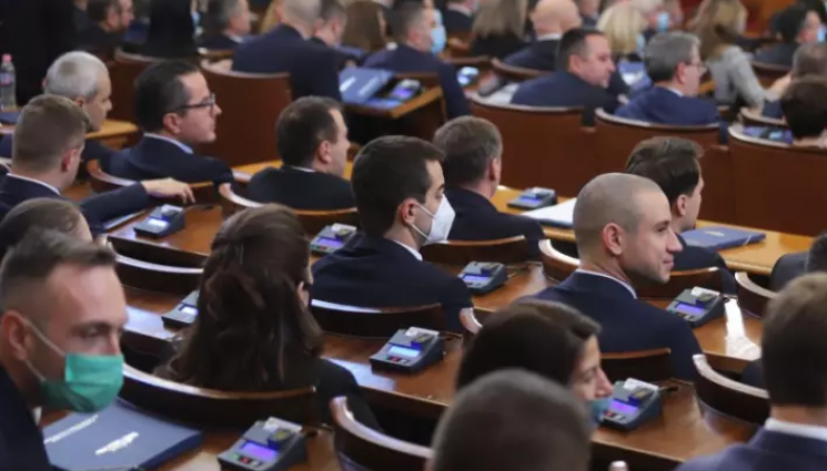 депутати БГНЕС - СЛЕД СПОРОВЕ: Депутатите подхванаха връщането на хартиената бюлетина и военна помощ за Украйна
