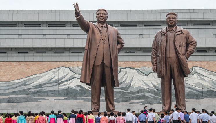 Северна Корея - Северна Корея забрани за 11 дни смеха и алкохола заради годишнина от смъртта на Ким Чен Ир