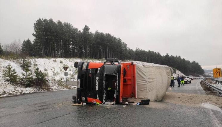 катастрофа струма - Камион се обърна на 50 метра от мястото на катастрофата с македонския автобус