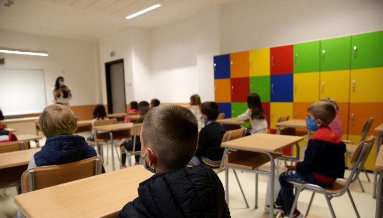 деца Омикрон - Обрив издава Омикрон при децата, а големите ги удря с главоболие