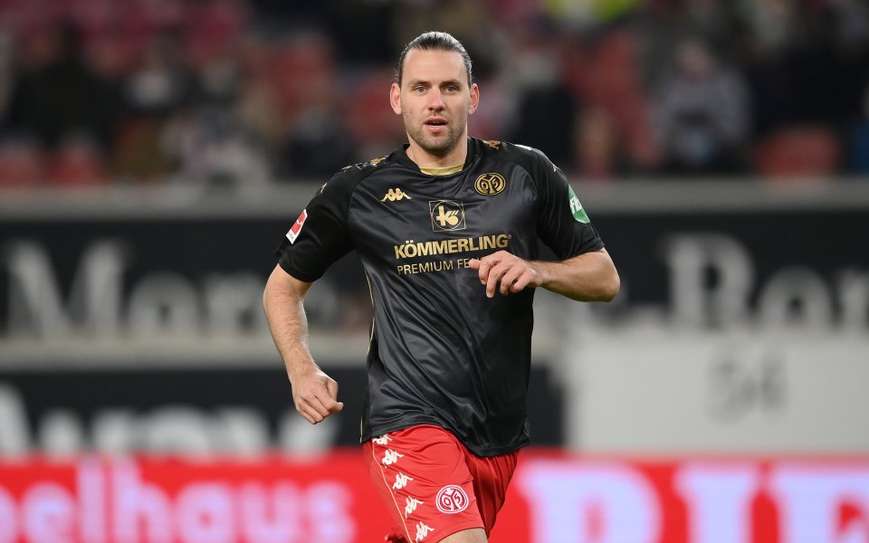 Майнц ще бъде без нападателя Адам Салай "няколко седмици" заради