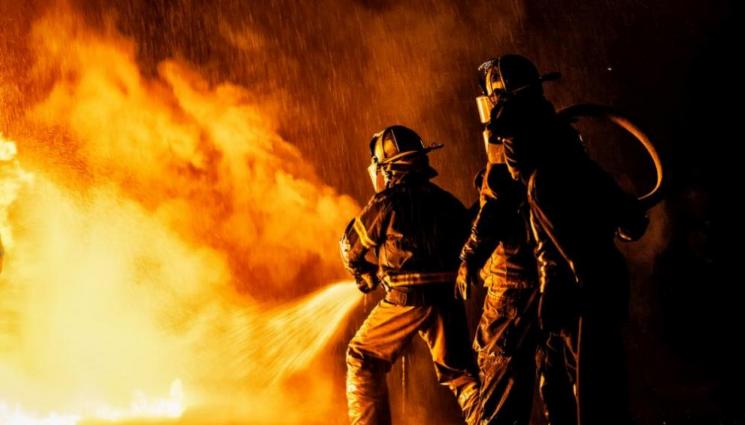 пожар - Отново пламъци в Кърналовската зеленчукова борса – екипи на пожарната се борят с огъня, обхванал няколко халета. Борсата гори за трети път в последните две години