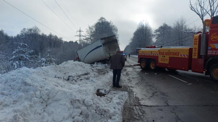 Камион излезе от пътя край Банско