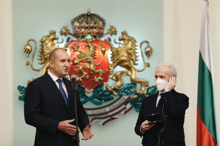 Президентът удостои с Почетния знак на Република България Хосе Карерас