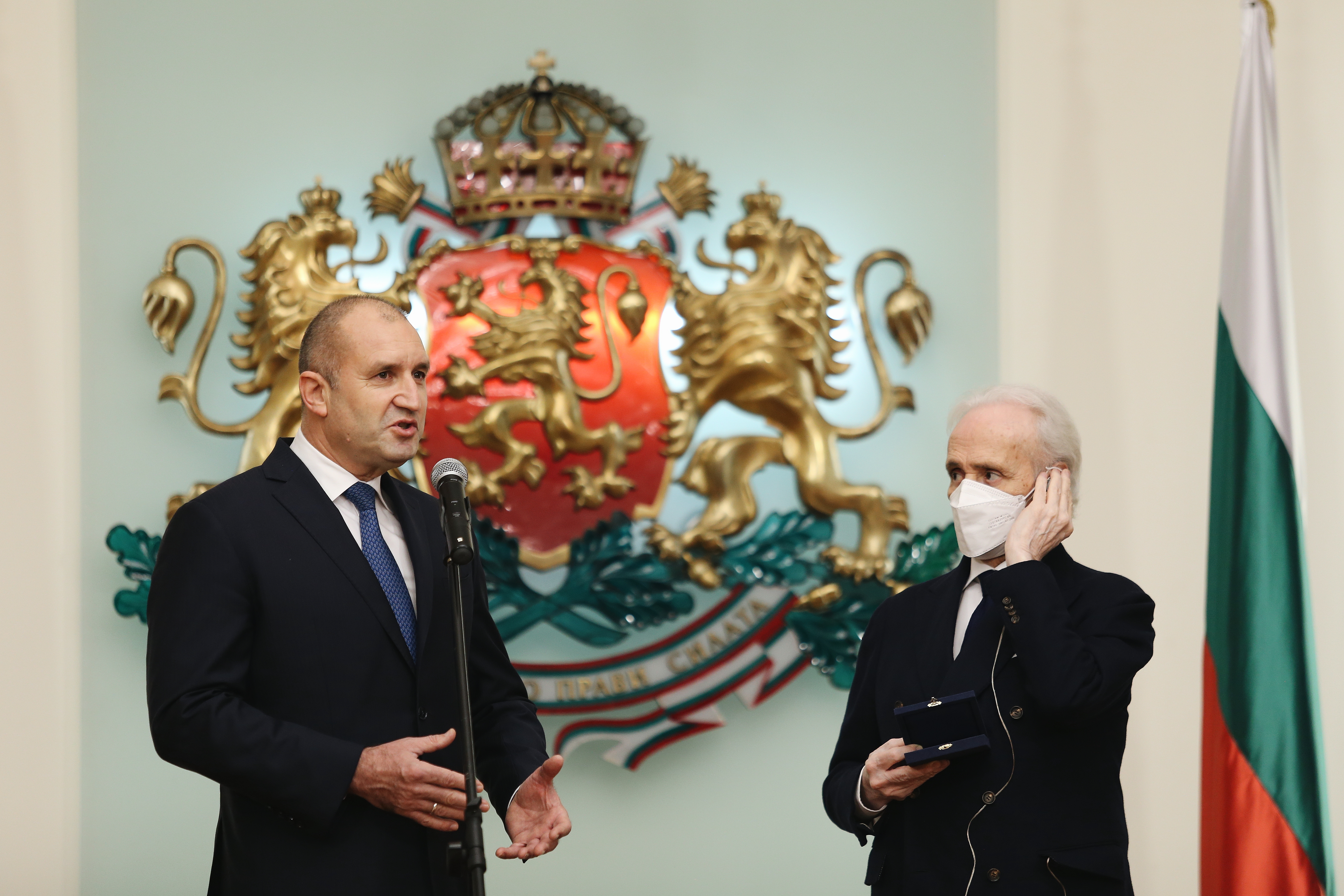 <p>Президентът удостои с Почетния знак на Република България Хосе Карерас</p>