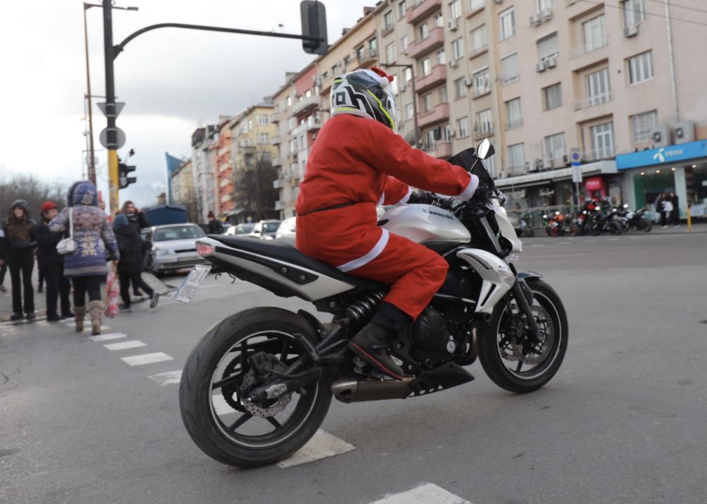 Дядо Коледа на мотор