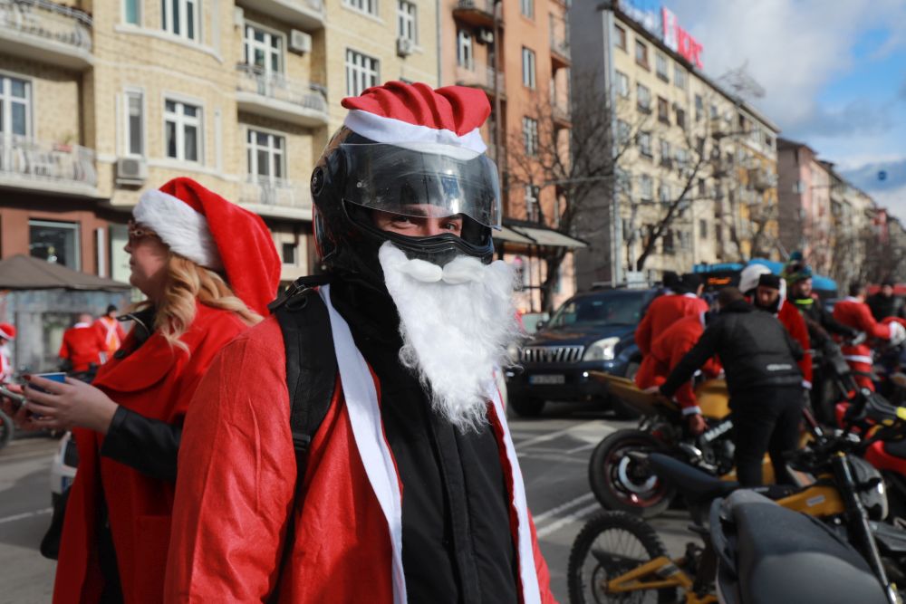 Дядо Коледа на мотор