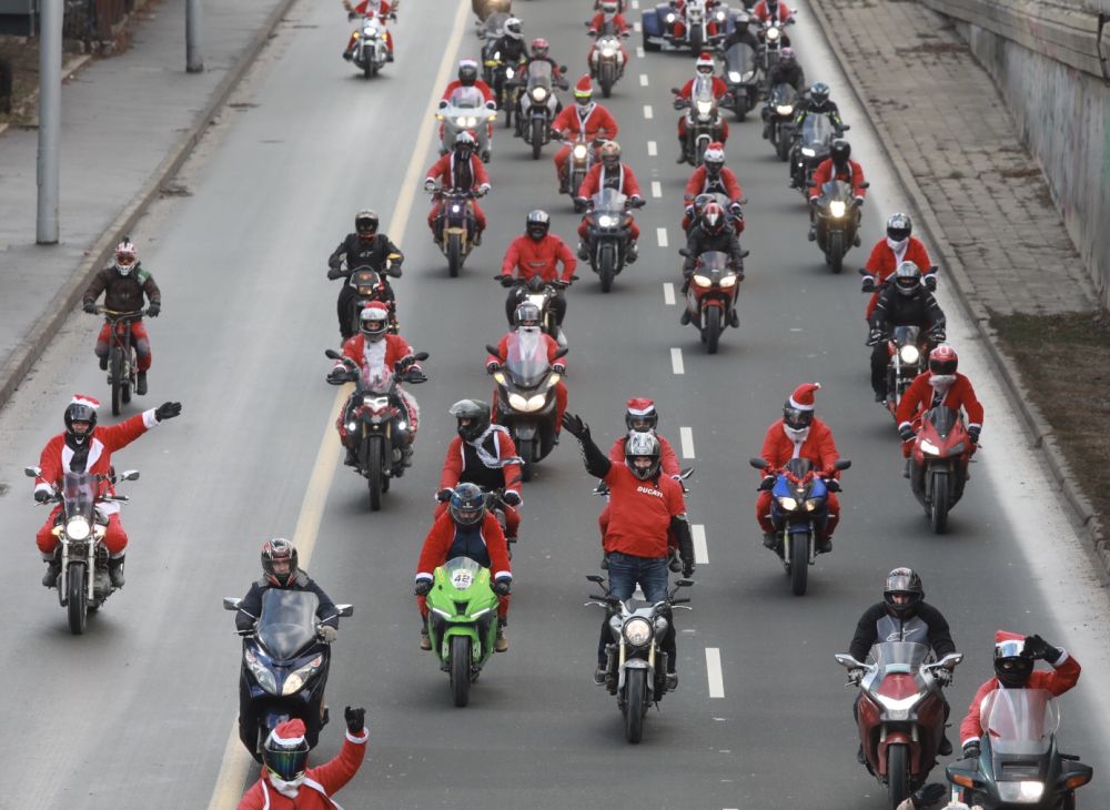 Дядо Коледа на мотор