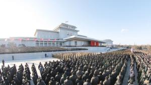 Северна Корея организира дългоочакван вечерен военен парад за да представи