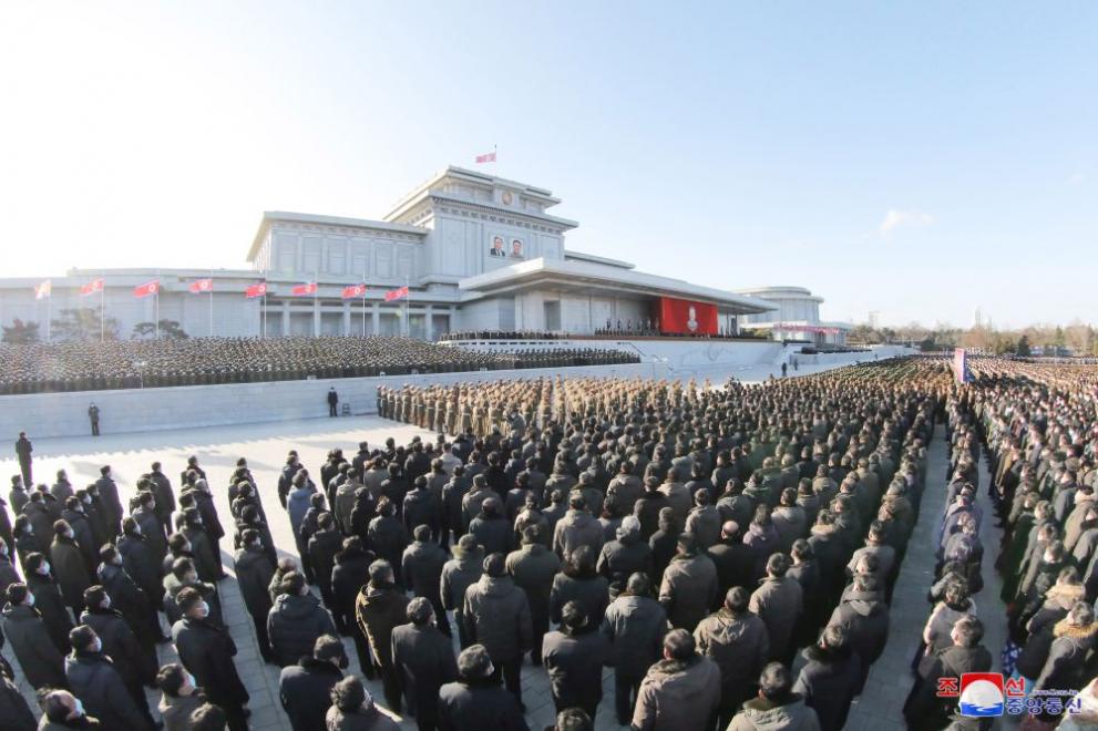Северна Корея организира дългоочакван вечерен военен парад, за да представи