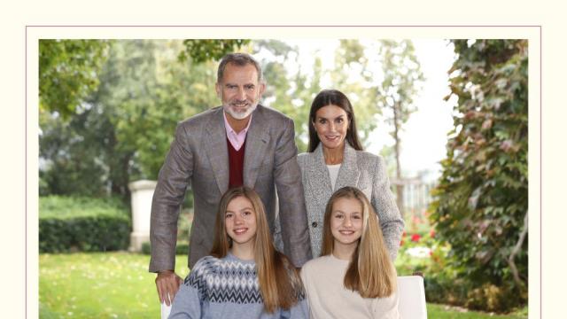 Сладък сестрински момент влезе в коледния кадър на испанското кралско семейство 