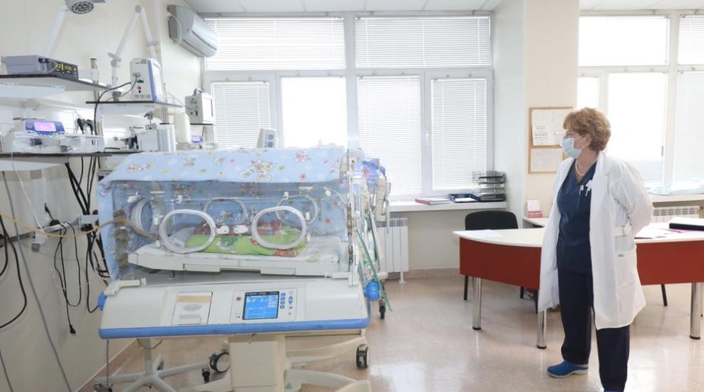 Лекари спасиха две високорискови родилки и бебетата им в „Майчин дом“