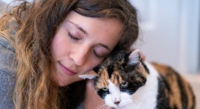 котка и момиче