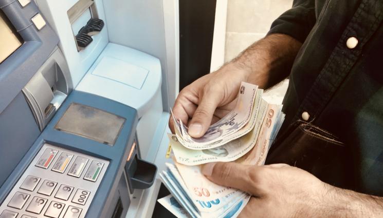 банкомат - Зареждат банкоматите с 500 млн. лв., пикът в тегленето е на 23 декември