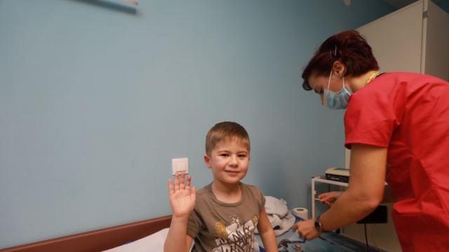 Детските COVID ваксини: Започна имунизацията в „Пирогов“ (СНИМКИ)