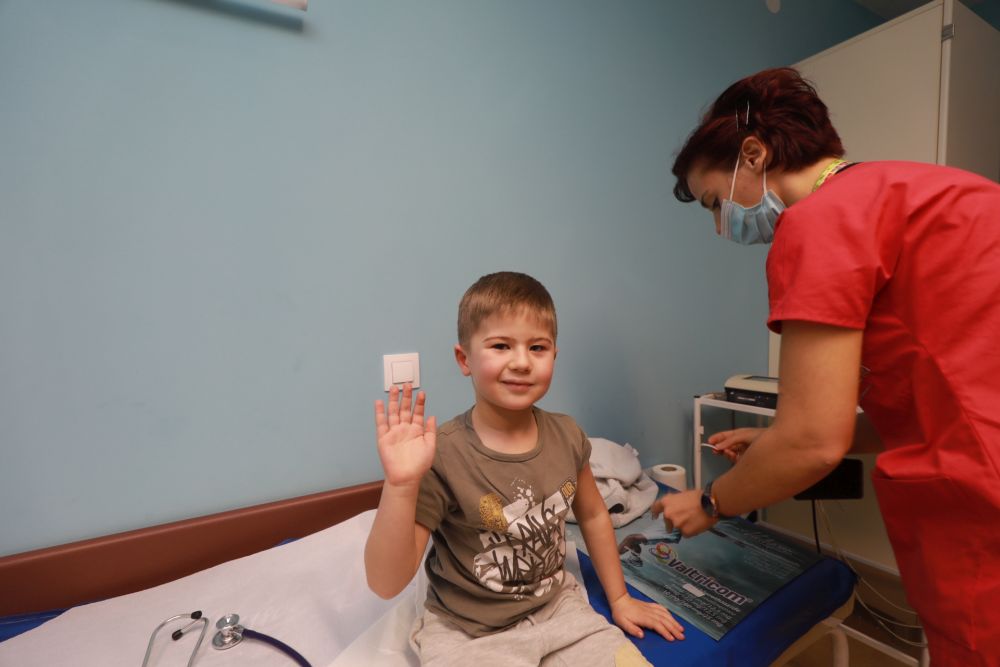 Започна ваксинацията на деца срещу COVID-19 в "Пирогов"
