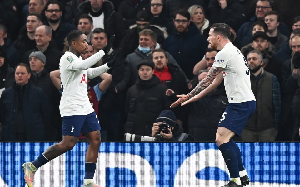 Фенове на Тотнъм и Уест Хем се бият до кръв, полицията ги разтървава