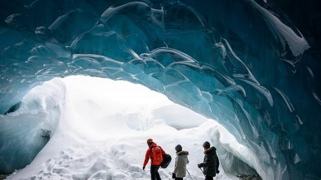 Ледена пещера в швейцарските Алпи носи наслада на посетителите (ВИДЕО)