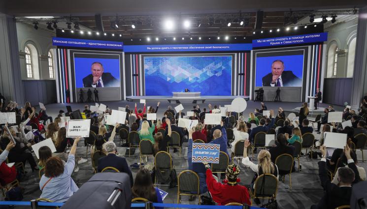 Владимир Путин - Посребряват журналистите на годишната пресконференция на Путин, но никой не знае какво общо има това с коронавируса