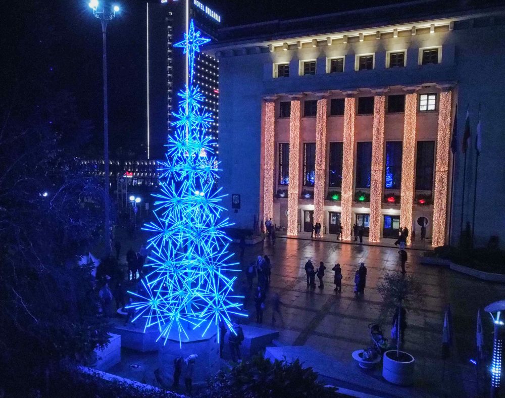 Голяма елха с много светлини в центъра на Бургас