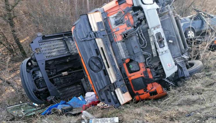 катастрофа Бяла - Автовоз се преобърна в Русенско, изсипа коли (ВИДЕО)