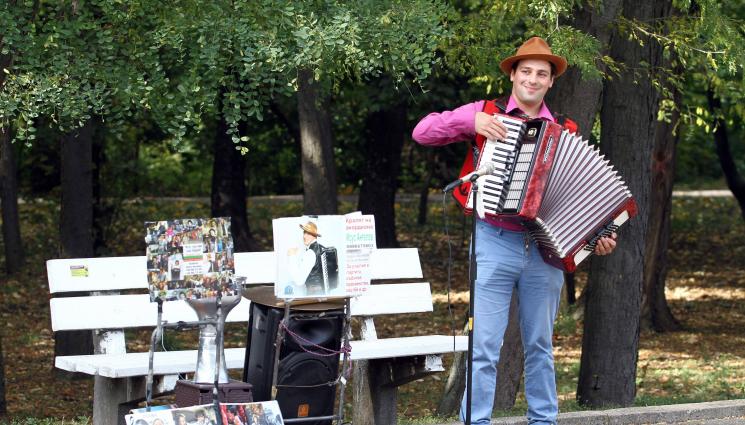 Исус Ангелов - 2000 българи носят името Исус,  музиканти и спортисти сред имениците