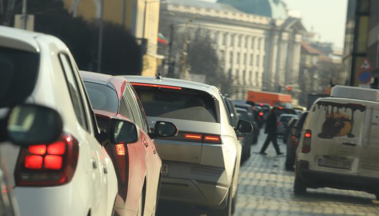 коли - Софиянци се изнасят с по 500 коли в минута