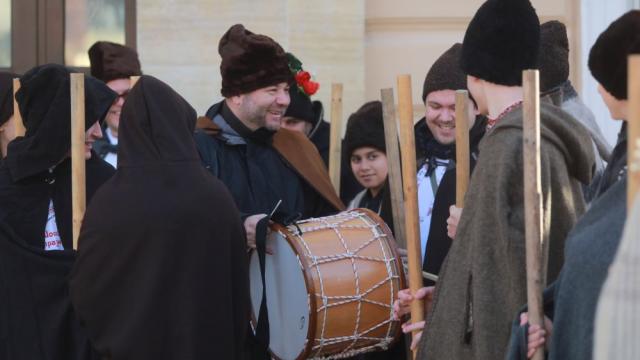 Коледари обиколиха домовете в Елин Пелин (СНИМКИ)
