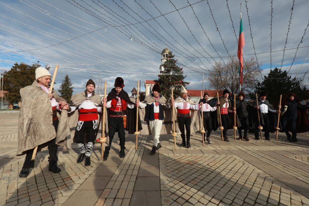 Хванаха се и на хорото