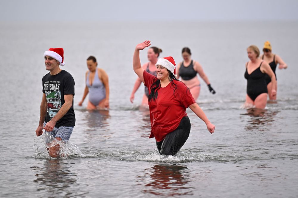 Доброволци участваха в благотворителното плуване Boxing Day на плажа в град Еър, Шотландия в подкрепа на болните от рак