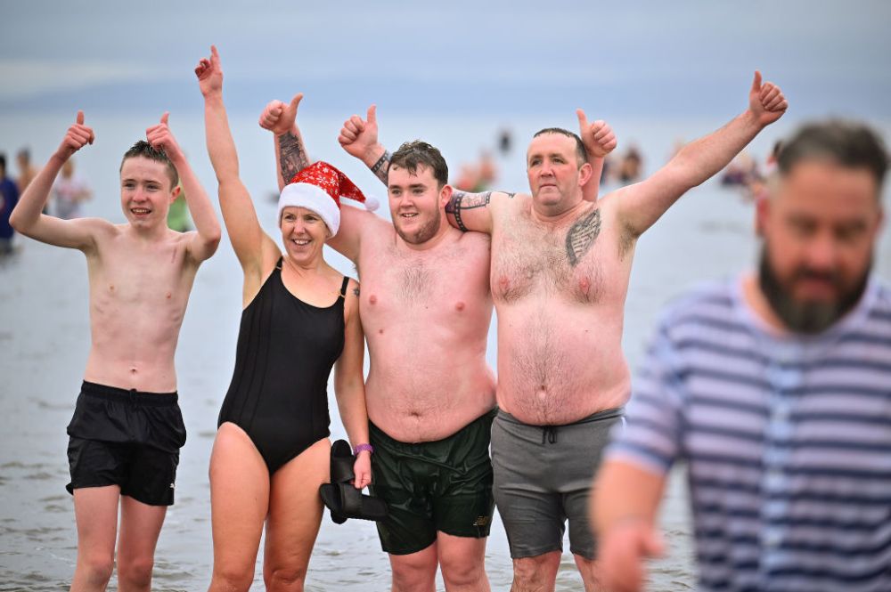 Доброволци участваха в благотворителното плуване Boxing Day на плажа в град Еър, Шотландия в подкрепа на болните от рак