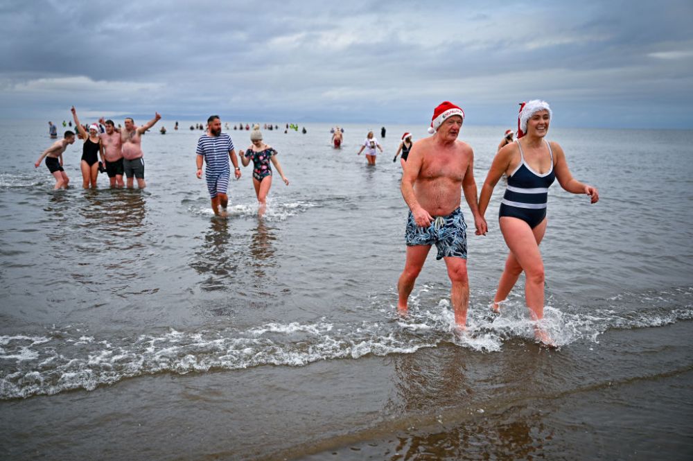 Доброволци участваха в благотворителното плуване Boxing Day на плажа в град Еър, Шотландия в подкрепа на болните от рак