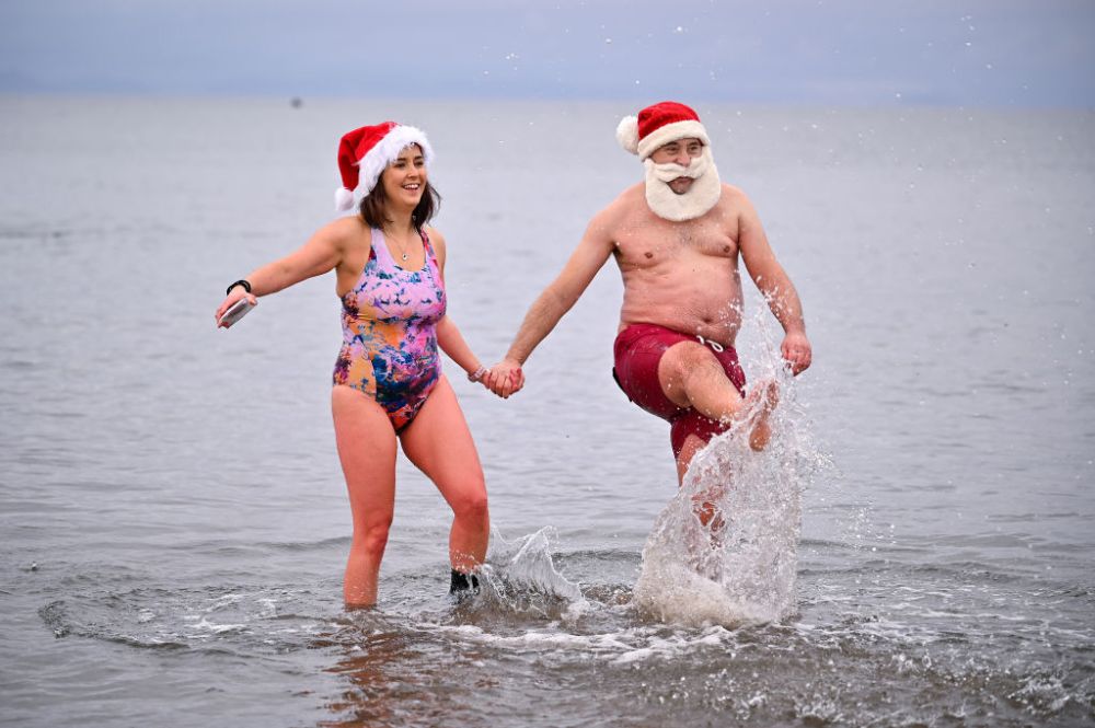 Доброволци участваха в благотворителното плуване Boxing Day на плажа в град Еър, Шотландия в подкрепа на болните от рак